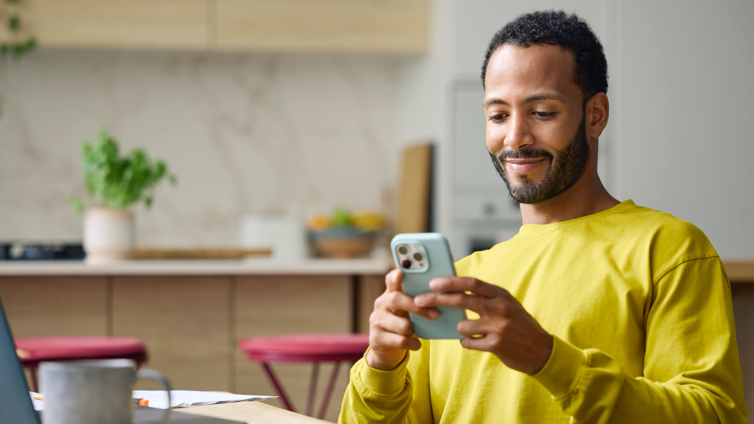 Senior-Friendly Mobile Packages Supporting Easy Communication across Multiple Devices